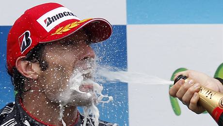 Mark Webber slaví vítězství ve Velké ceně Španělska Mark Webber slaví vítězství ve Velké ceně Španělska