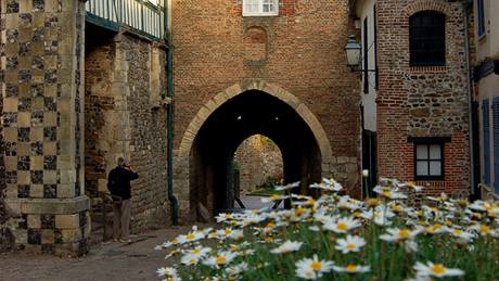 Brána Porte de Nevers je souástí gotické zástavby msta