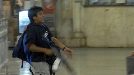 Bombajský terorista Muhammad Kasáb, jak ho zachytily kamery pi teroru v Bombaji v roce 2008
