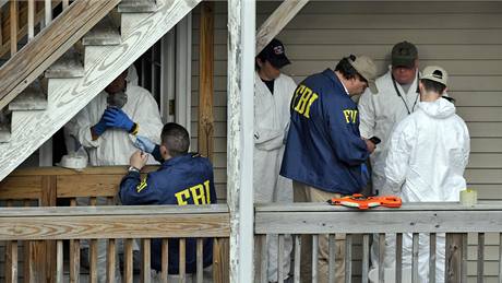 FBI prohledává dm ve mst Bridgeport ve stát Connecticut, kde il Faisal Shahzad (4. kvtna 2010)