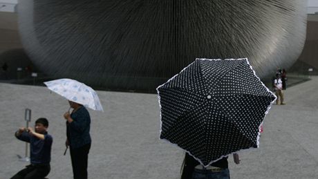 Pavilon Velké Británie pipomíná velkého chlupáe. Organizátoi jej pojmenovali Katedrála semen.