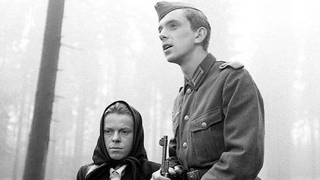 Iva Janurová a Jaromír Hanzlík ve filmu Koár do Vídn (1966)