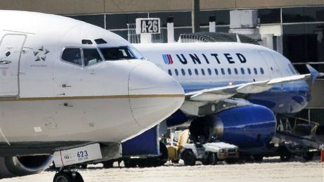 Letadla společností Continental a United Airlines na letišti Houstonu v USA. (2. května 2010) Letadla společností Continental a United Airlines na letišti Houstonu v USA. (2. května 2010)
