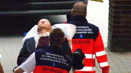 Zdravotníci odváí Bohuslava Sobotku zranného po útoku na mítinku v Brn. (5. kvtna 2010)