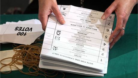 Sítání volebních lístk ve Velké Británii. (7. kvtna 2010)