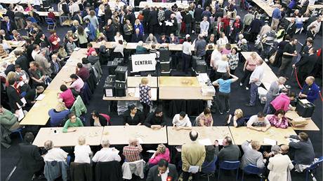 Dobrovolníci ekají na sítání hlasovacích lístk po volbách ve Velké Británii. (6. kvtna 2010)