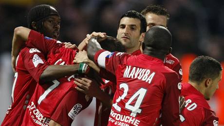 Fotbalisté Lille se radují z vítězného gólu do sítě Marseille Fotbalisté Lille se radují z vítězného gólu do sítě Marseille