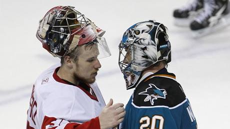 Branká Detroitu Jimmy Howard (vlevo) a Jevgenij Nabokov, gólman San Jose. 