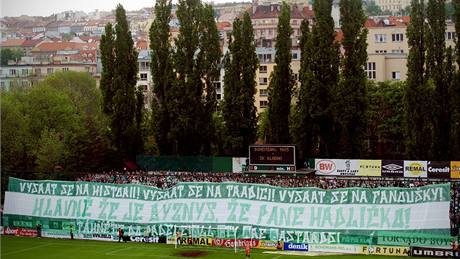 PROTEST. Fanouci Bohemians 1905 protestují proti sthování do Edenu.