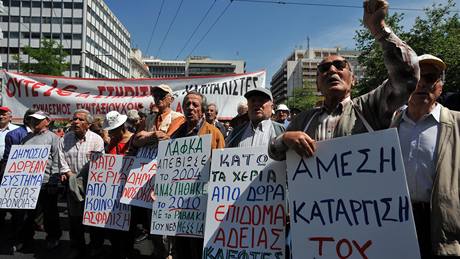 Řečtí důchodci protestují před ministerstvem financí (4. května 2010) Řečtí důchodci protestují před ministerstvem financí (4. května 2010)