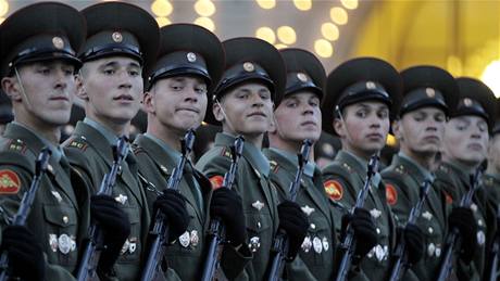 Rutí vojáci nacviují na velkolepou ruskou pehlídku na Rudém námstí 