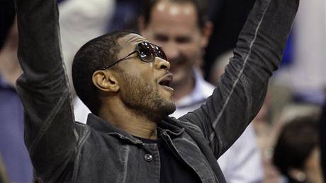 Rapper Usher, spolumajitel Clevelandu Cavaliers, se raduje bhem utkání s Bostonem Celtics
