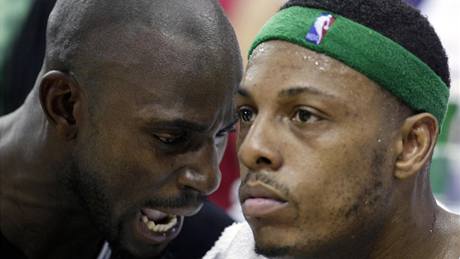 Kevin Garnett (vlevo) domlouvá Paulu Piercovi na lavice Bostonu Celtics