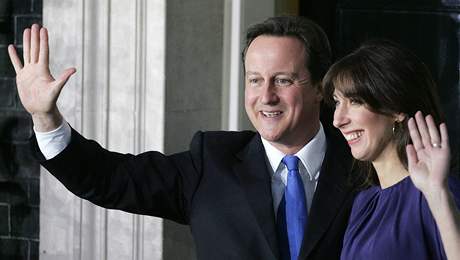 Nový britský ministerský pedseda David Cameron s manelkou Samanthou po píjezdu do Downing Street 10. (11. kvtna 2010)