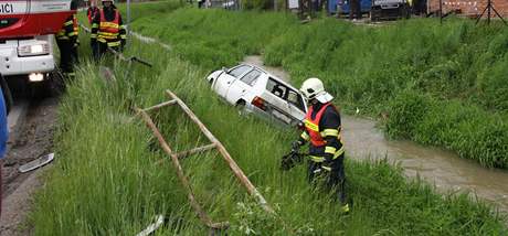 Auto skonilo v potoce stechou dol, obyvatelm Bohuslavic se podailo zachránit posádku a otoit jej na bok. (14. kvtna 2010)