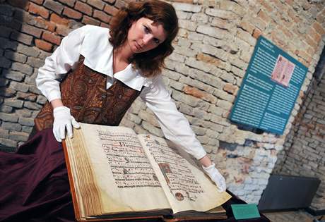 Kurátorka výstavy Rukopisy královny Rejky Jitka Pavelková instaluje exponáty v prostorách Památníku písemnictví v Rajhrad u Brna.