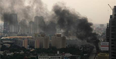 Bangkok 16. kvtna 2010. Vlda vyhlsila kvli nsilnm demonstracm zkaz vychzen