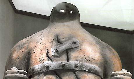 Takto vypadala socha, kterou muzeum vystavovalo zhruba rok, pak ji zniilo. Pesto za to musí zaplatit 50 tisíc korun.