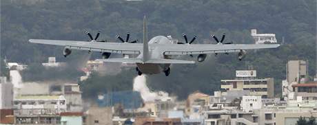 Dopravní letoun americké armády vzlétá z letecké základny Futenma v japonském...