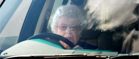 Britská královna Albta II. ídí automobil u zámku ve Windsoru.