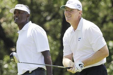 Vijay Singh (vlevo) a Ernie Els, druh kolo Texas Open 2010.