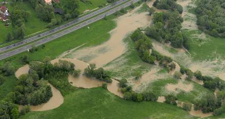 Letecký zábr z 18. kvtna na meandry rozvodnné íky Luiny u Havíova