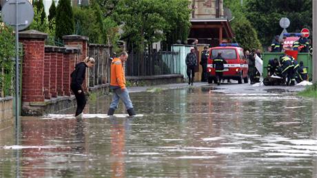 Centrum Perova má ped meními povodnmi ochránit nová ze. Bude 300 metr dlouhá a a 130 centimetr vysoká, ím by mla Bev zabránit dostat se do ulic. (Ilustraní snímek)