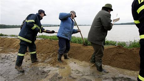 Kdy se staví protipovodové hráze lopatou, u je zpravidla pozd. Ilustraní foto