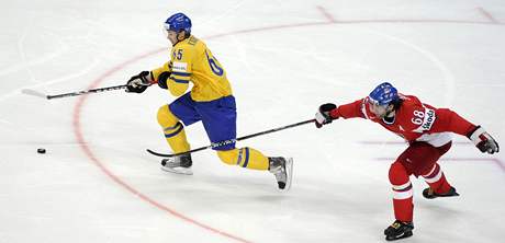 esk hokejista Jaromr Jgr se pokou zastavit unikajcho vda Erika Karlssona.