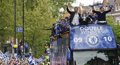PÁRTY S FANOUKY. Fotbalisté Chelsea oslavují v Londýn se svými fanouky získ ligového titulu a vítzství v Anglickém poháru.