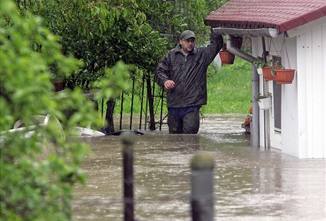 Obyvatele zatopeného Koblova museli své domy opustit uprosted noci.