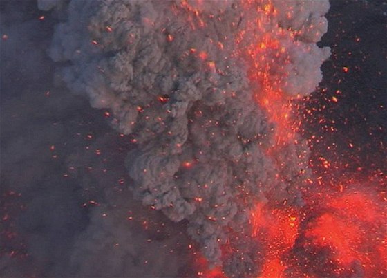 Mrak popela ze sopky Eyjafjallajökull dosahuje výky devíti kilometr.