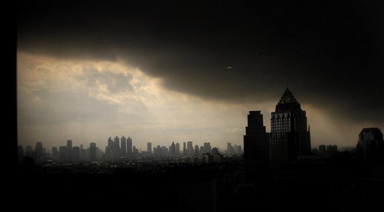 Nad Bangkokem se vznáí sloup erného dýmu (17. kvtna 2010)
