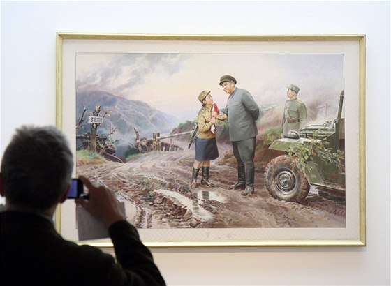 Obraz "Vde, jste blízko frontové linie" na výstav severokorejské propagandy ve Vídni