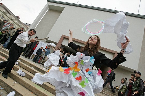 Muzejní noc 2010 - Dm umní, výtvarn divadelní happening ke tyrozmrným plakátm Borise Mysliveka