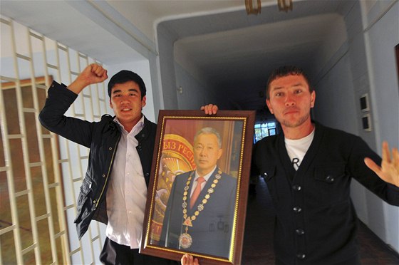 Stoupenci svreného kyrgyzského prezidenta v Dalalabádu (kvten 2010)