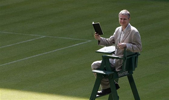 Matt Harvey, oficiální básník letoního Wimbledonu, recituje na centrálním dvorci své první vere