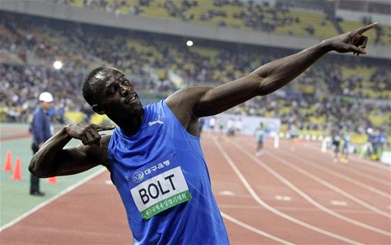 Usain Bolt svým typickým zpsobem slaví triumf v závod na 100 metr v jihokorejském Tegu (19.5.2010)