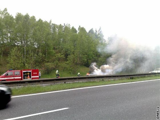 Poár mercedesu na 6,5 kilometru dálnice D5