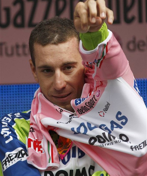 Italský cyklista Vincenzo Nibali získal na Giru rový dres lídra