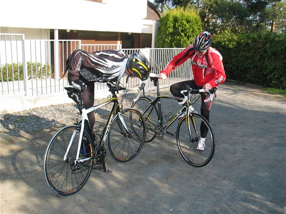 David Vvra a Petr Pravda se chystaj na tkou etapu Tour de France