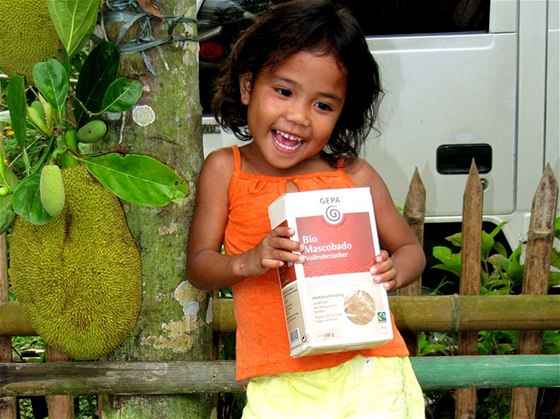 Evelyn, dcera Fair Trade farmá, s cukrem Mascobado