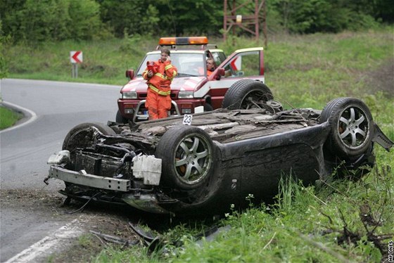 Pi automobilových závodech na Berounsku vlétl vz mezi diváky.