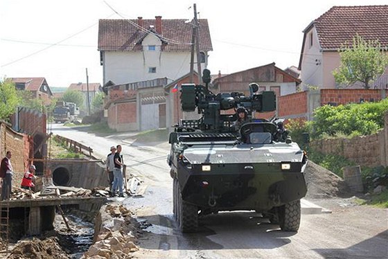 V Kosovu armáda letos poprvé nasadila nové obrnnce Pandur