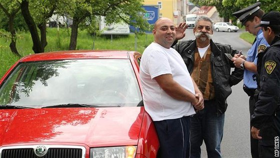 Kontroly v Litvínov zaaly u lidí, kteí si pro dávky jezdili autem.