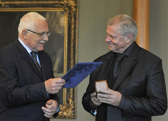 Prezident Václav Klaus (vlevo) ocenil na Praském hrad jazzového zpváka Ladislava Kerndla (12. kvtna 2010)