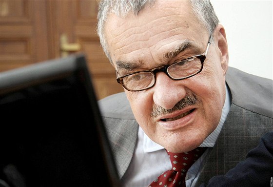 Pedseda TOP 09 Karel Schwarzenberg odpovídá tenám iDNES.cz pi on-line rozhovoru. (12. kvtna 2010)