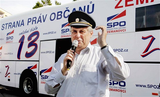 Milo Zeman odpovídal z paluby svého autobusu Zemák. Podobn jako ped volbami v roce 1998 v nm nyní obráí republiku a získává podporu voli.