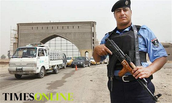 Irácký policista stráí stavbu jedné z osmi bran do Bagdádu.