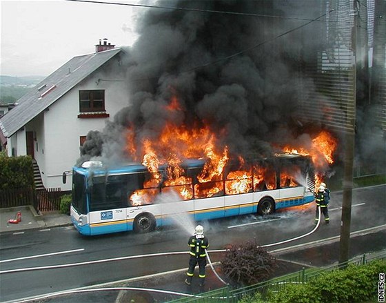Hoící autobus, jak ho zachytil pohotový svdek
